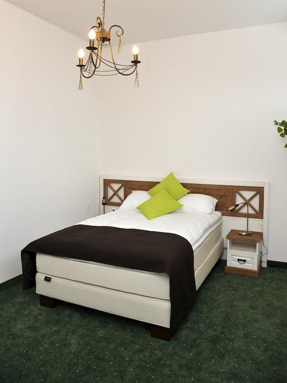 Hotel Sandro Silver & Spichlerz Antoniny Leszno  Habitación foto